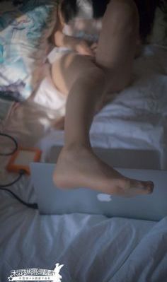 午夜免费小视频